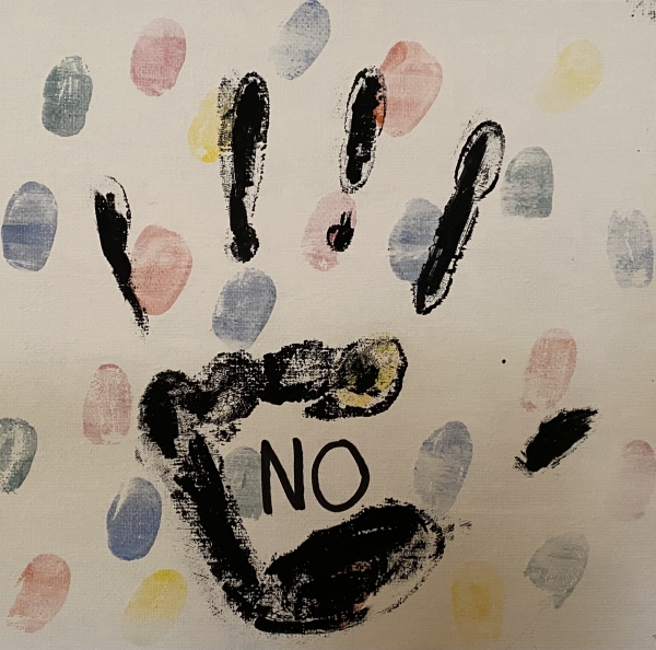 Ein Handabdruck auf buntem Untergrund. Aufschrift: No