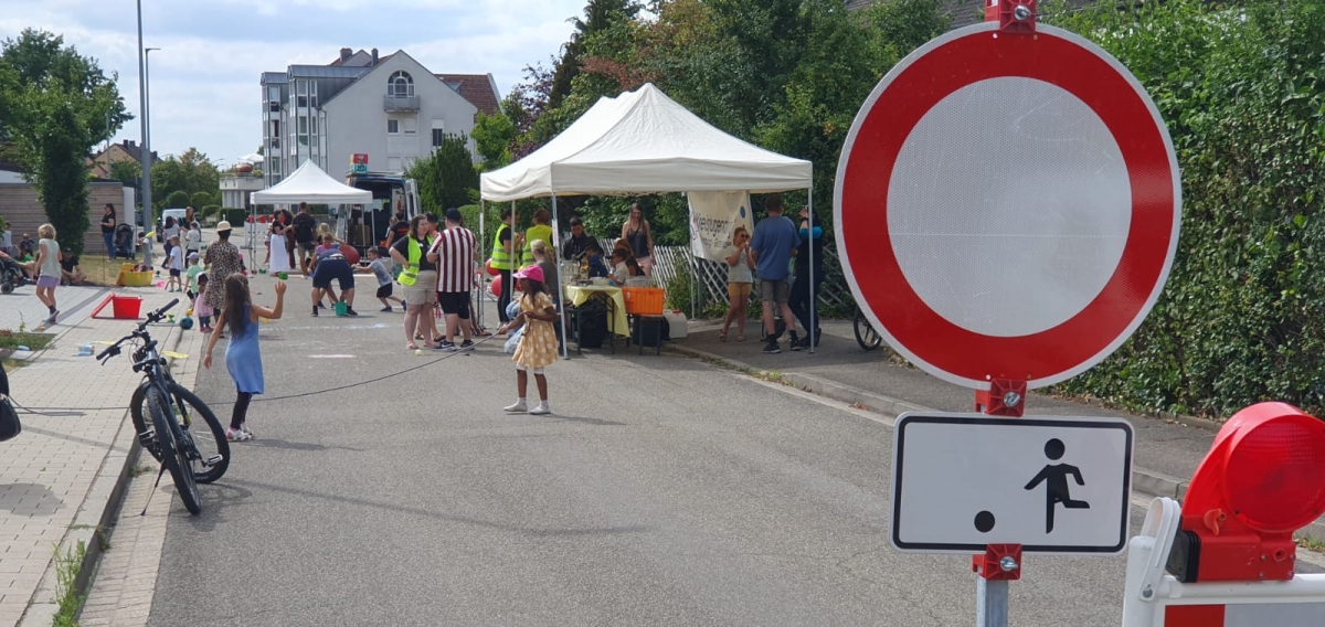 Spielende Kinder bei einer temporären Spielstraße