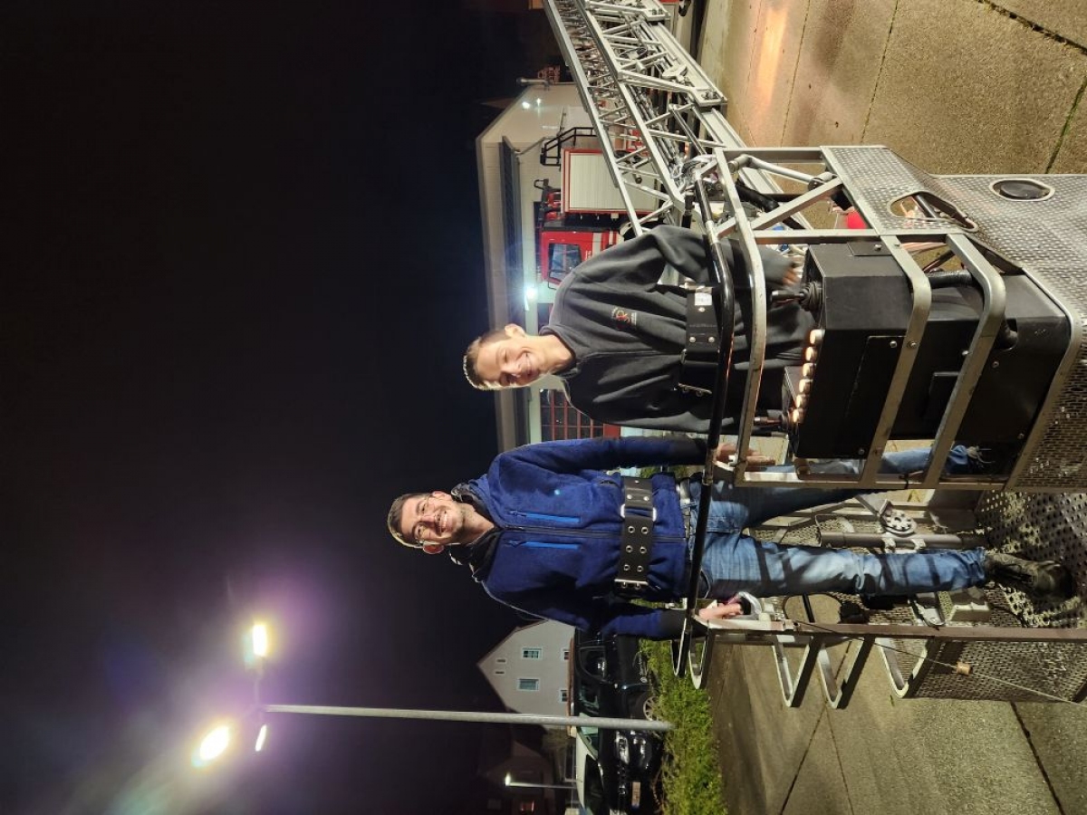 Die beiden Vorsitzenden auf einer Drehleiter