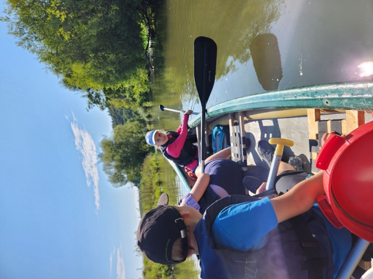 Zwei Kinder beim Kanufahren